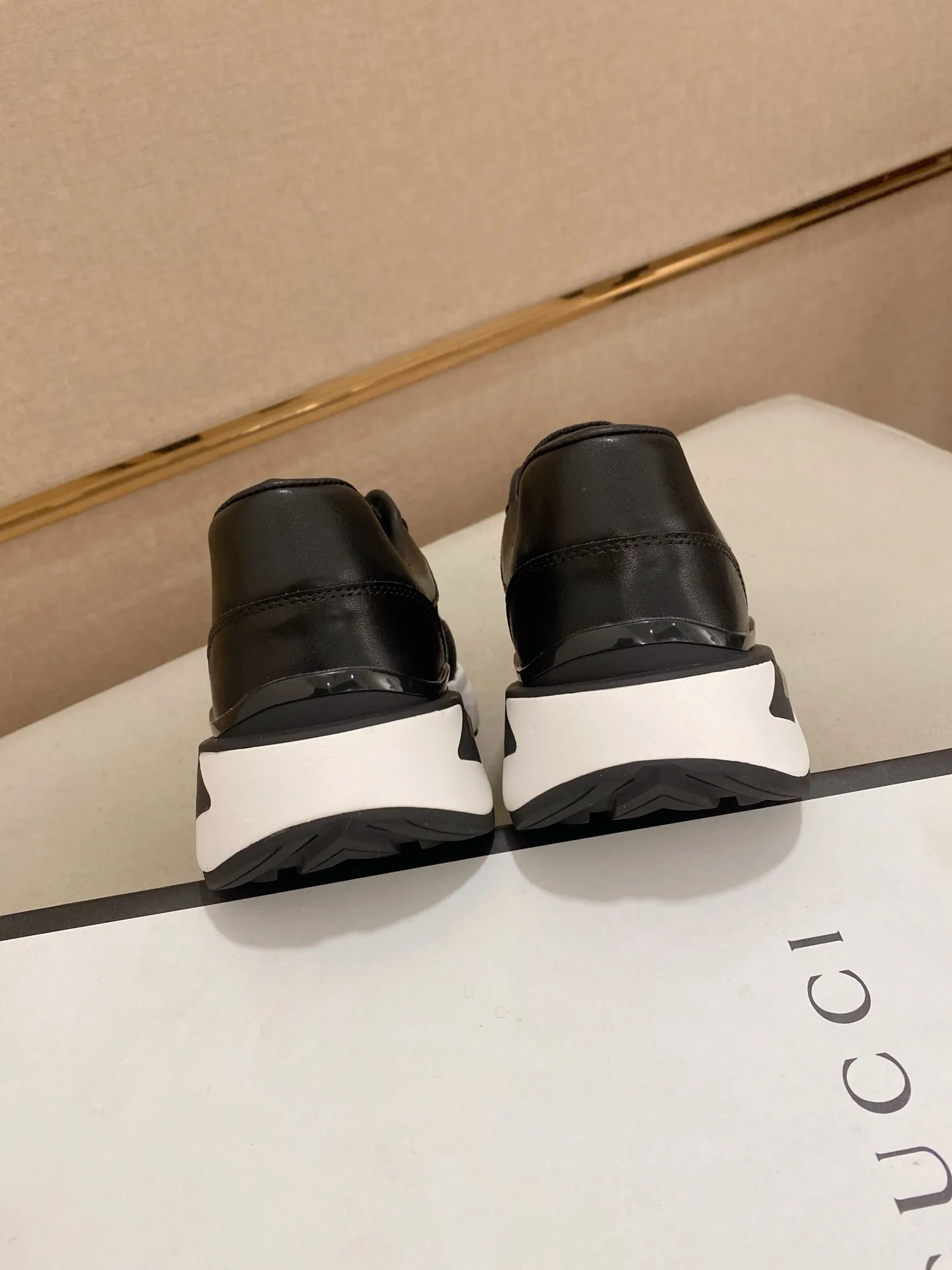 Men's shoes 💰 462💰The new GUCCI (Gucci) counters are launched simultaneously. The new men's shoes, 😘fabrics are selected from imported cowhide, and the lining is sheepskin lining. 👍🏿 High-end ☄️ air-cushion molded anti-slip rubber outsole, exquisite lines, simple and elegant, comfortable and high-end for leisure travel. Code number: 38 to 44 (45 can be customized and cannot be returned or exchanged)